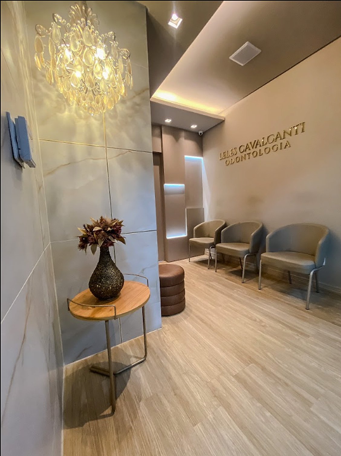 Sala de espera com o letreiro da Leles Cavalcanti Odontologia